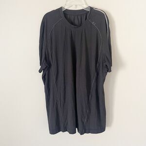 Lululemon Size XL Dark Gray Pinstripe Men’s Short Sleeve Workout Shirt